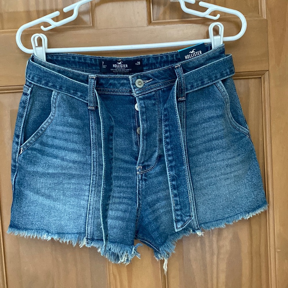 Hollister Ultra High-Rise Mom jean short 3”, size 7/28.